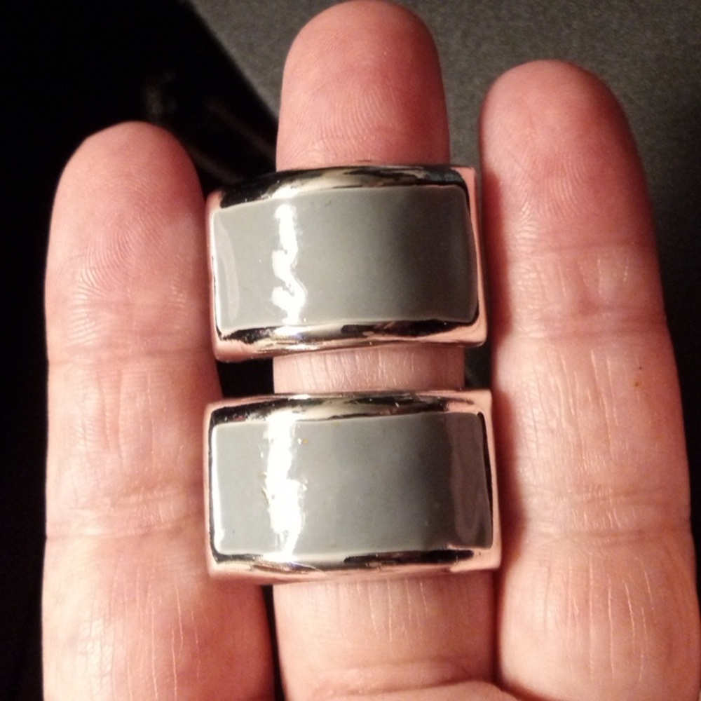 Beautiful Sea foam Green And Silver Tone Vintage Earrings - Picture 2 of 4